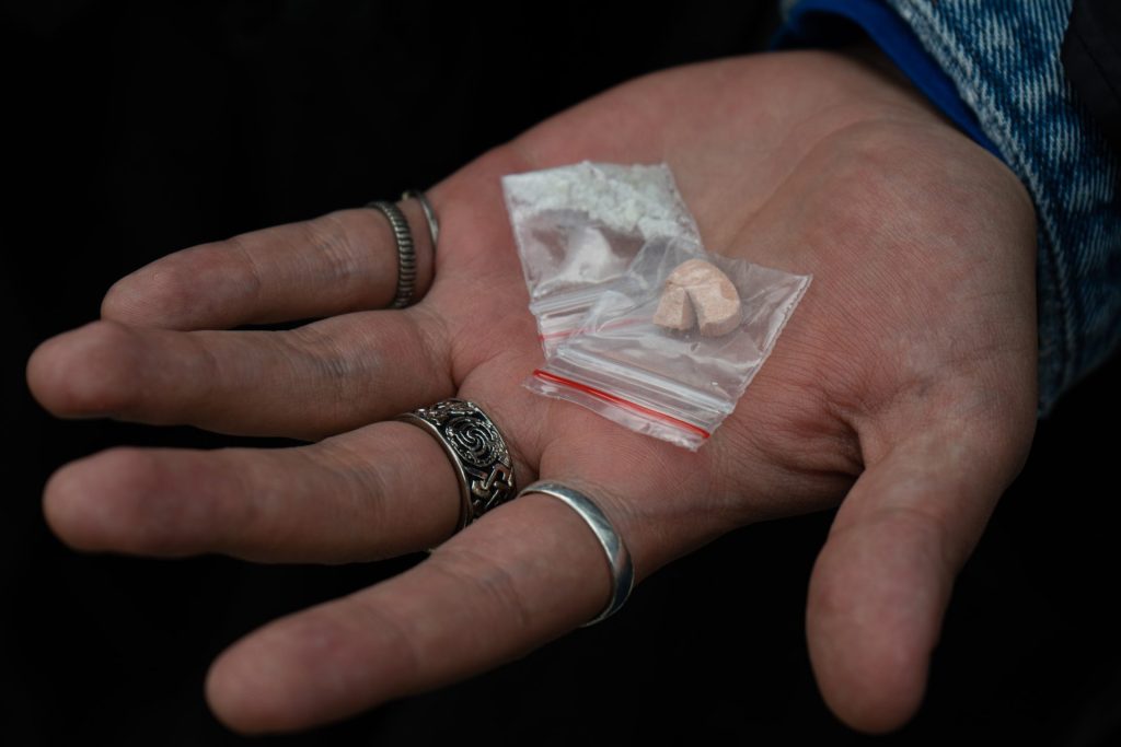 Cartones gratis para esnifar cocaína en un festival de música